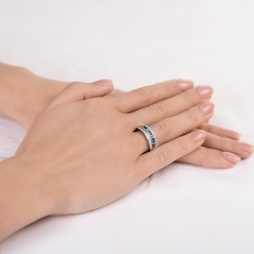 Pierścionek SAVICKI: białe złoto, niebieskie szafiry, diamenty